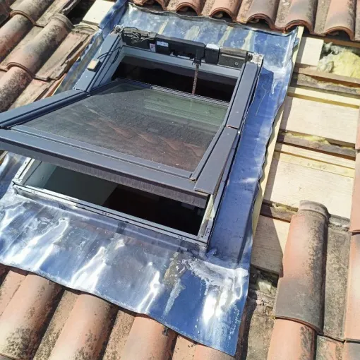 Travaux d'étanchéité d'un Vélux en plomb façonné sur mesure sur une maison à Aix-en-Provence, Aix-en-Provence, TS TOITURE