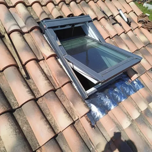 Étanchéité d'un VELUX en plomb façonné sur mesure à Vitrolles, Aix-en-Provence, TS TOITURE