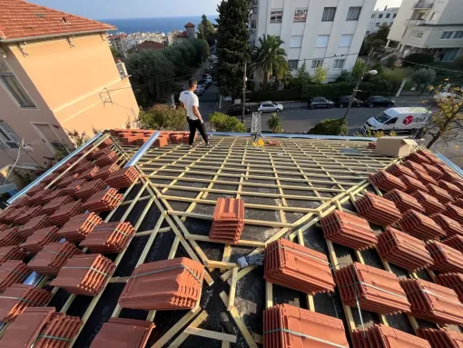 Rénovation de toiture avec pose de tuiles à Aix-en-Provence, Aix-en-Provence, TS TOITURE