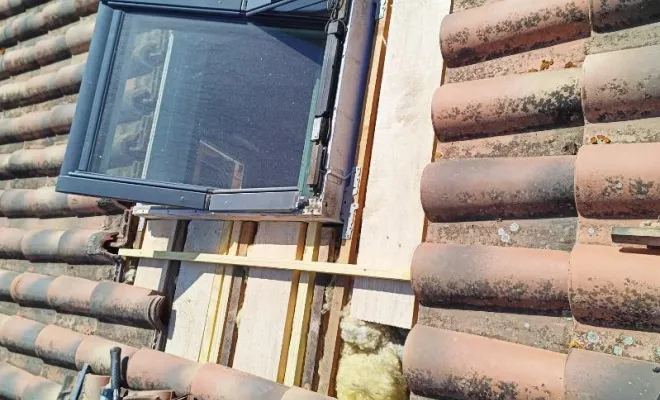 Travaux d'étanchéité d'un Vélux en plomb façonné sur mesure sur une maison à Aix-en-Provence, Aix-en-Provence, TS TOITURE